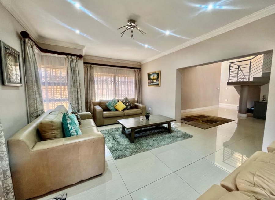 5 Bedroom Property for Sale in Roylglen Gardens Northern Cape